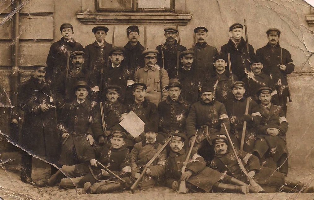 Na zdjęciu ze zbiorów Muzeum Technik Ceramicznych w Kole widzimy Czesława Freudenreicha (pośrodku w kapeluszu) na czele Milicji Obywatelskiej Powiatu Kolskiego podczas odzyskiwania niepodległości w listopadzie 1918 r.